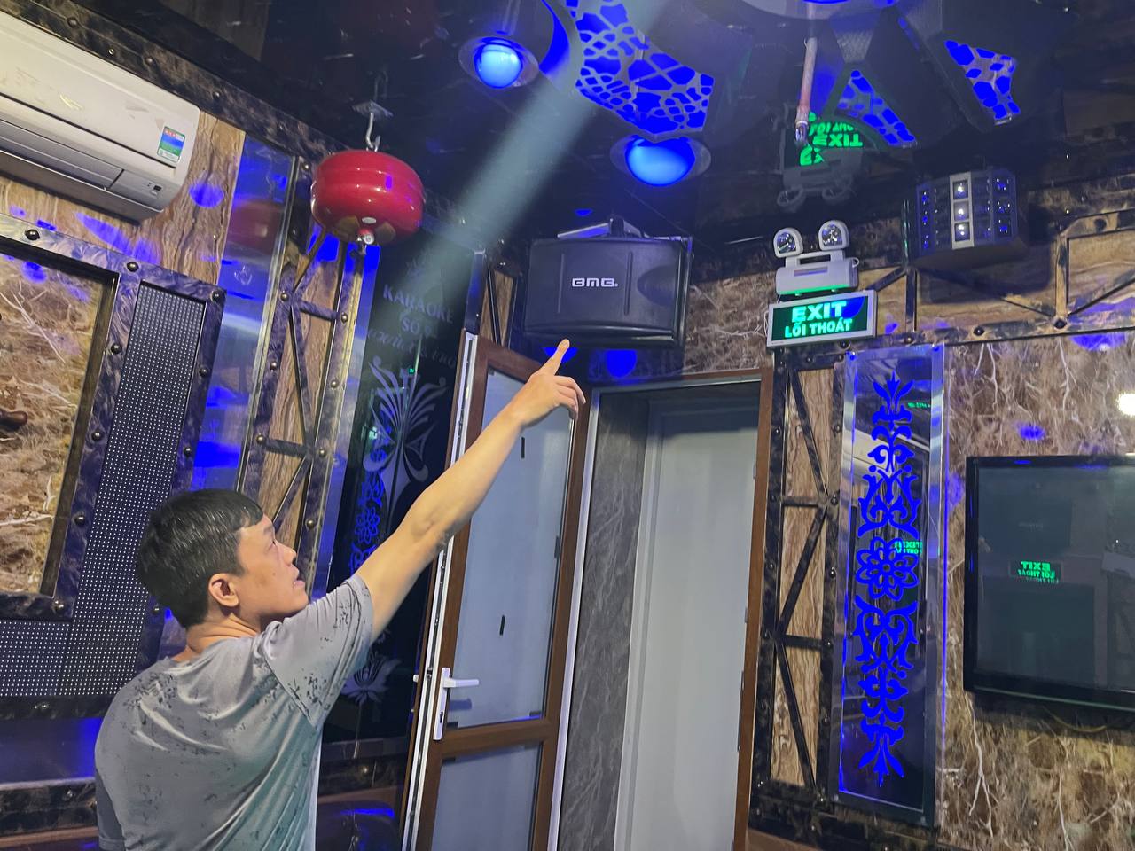 Bên trong quán karaoke "dị" nhất Hà Nội: Không nhân viên phục vụ, không thang máy, gọi combo trái cây sẽ thấy bất ngờ!- Ảnh 4.