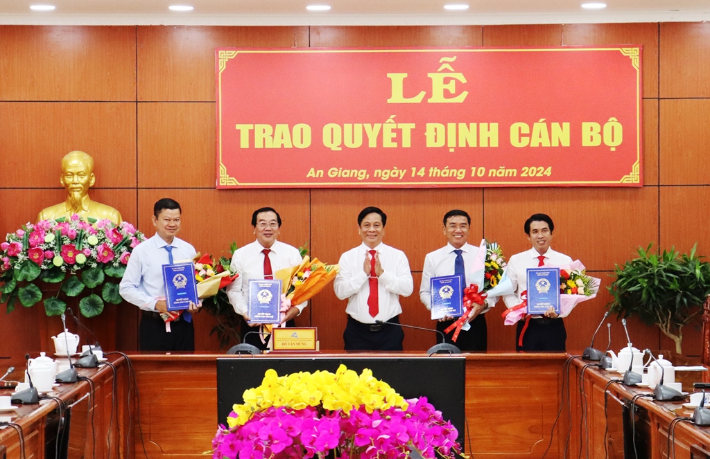 Bổ nhiệm, bổ nhiệm lại Giám đốc, Phó Giám đốc Sở, Phó Chánh Thanh tra tỉnh- Ảnh 1.