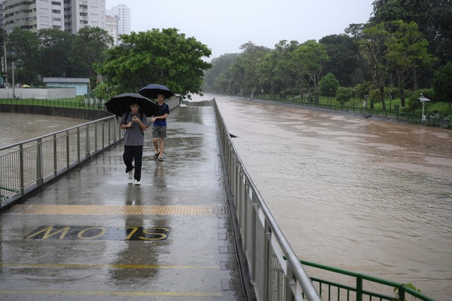 Singapore hứng chịu trận mưa kỷ lục trong hơn 40 năm, cảnh báo nguy cơ ngập lụt tại 15 điểm- Ảnh 4.