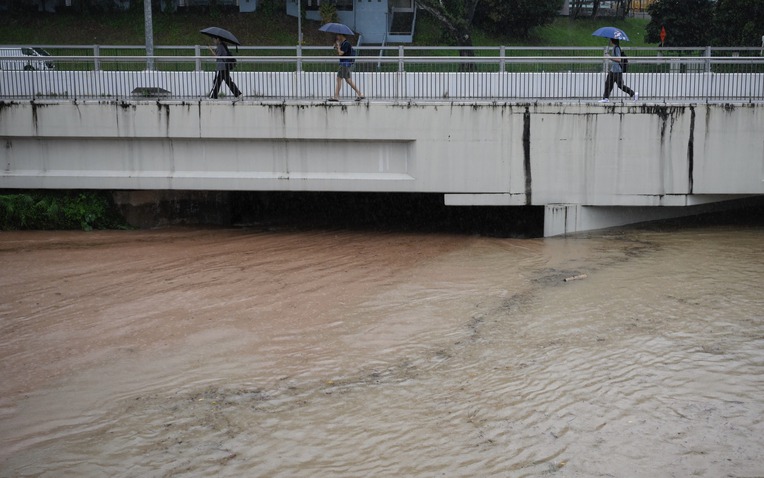 Singapore hứng chịu trận mưa kỷ lục trong hơn 40 năm, cảnh báo nguy cơ ngập lụt tại 15 điểm- Ảnh 1.