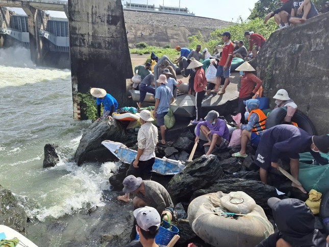 Người dân ùa xuống đập tràn nhà máy thủy điện Trị An săn 'lộc trời'- Ảnh 2.