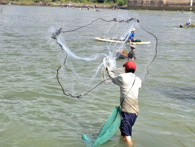 Người dân ùa xuống đập tràn nhà máy thủy điện Trị An săn 'lộc trời'- Ảnh 3.