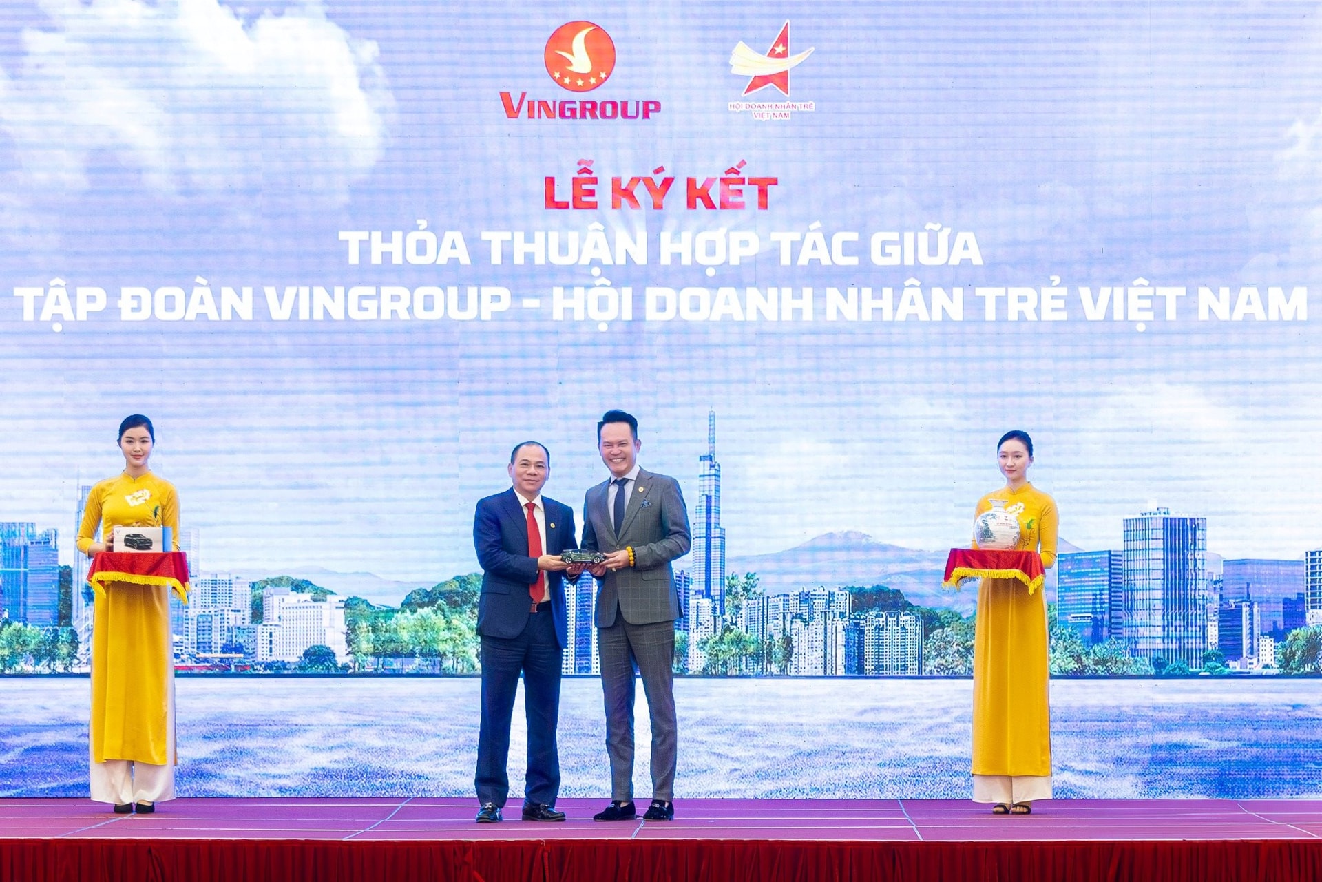 Ông Phạm Nhật Vượng gặp Hội doanh nhân trẻ Việt Nam, bàn việc hợp tác phát triển đại lý xe điện, BĐS xanh- Ảnh 1.