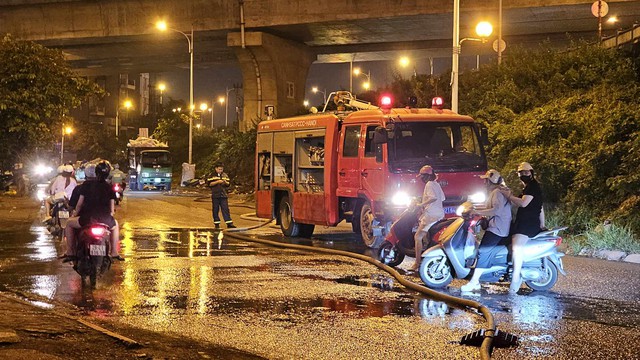 Nhà kho, xưởng cháy lớn, cảnh sát dùng máy xúc mở đường dập lửa- Ảnh 6.