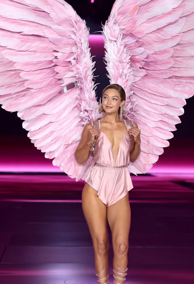 Nữ siêu mẫu mở màn Victoria’s Secret Fashion Show 2024 với nội y quyến rũ, giữ dáng nuột nà bằng 2 cách- Ảnh 2.