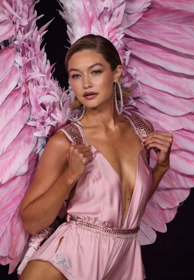 Nữ siêu mẫu mở màn Victoria’s Secret Fashion Show 2024 với nội y quyến rũ, giữ dáng nuột nà bằng 2 cách- Ảnh 4.