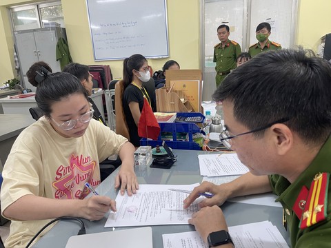 TP Hồ Chí Minh: Khởi tố 20 bị can chiếm đoạt tiền từ thẻ tín dụng lừa đảo chiếm đoạt gần 2 tỷ đồng- Ảnh 2.