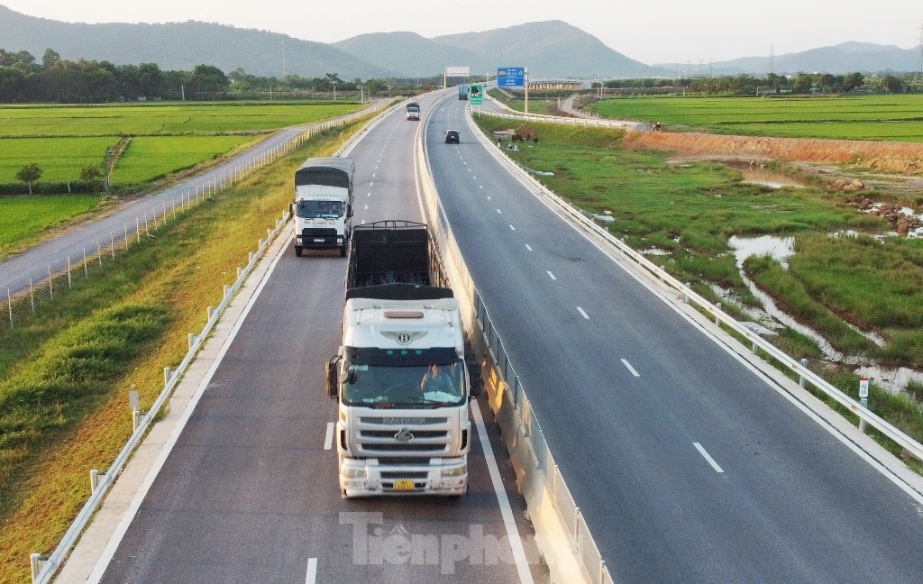 Cận cảnh 200 km cao tốc 'trắng' trạm nghỉ, cây xăng- Ảnh 3.