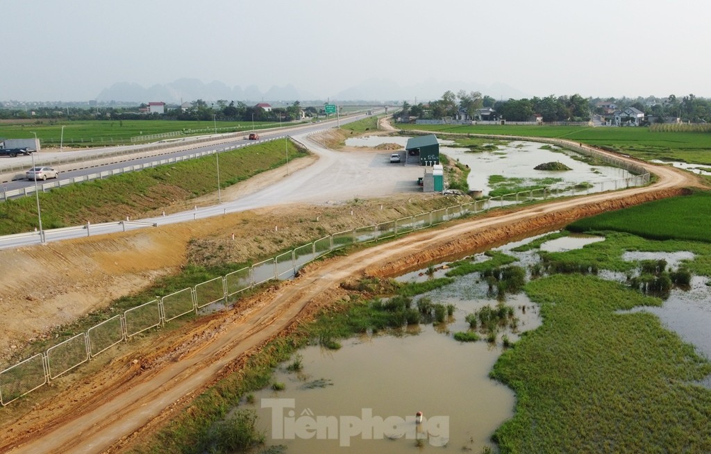 Cận cảnh 200 km cao tốc 'trắng' trạm nghỉ, cây xăng- Ảnh 2.