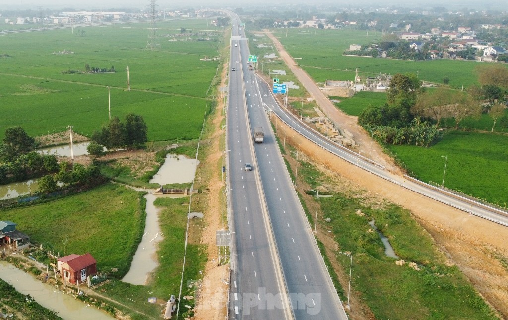 Cận cảnh 200 km cao tốc 'trắng' trạm nghỉ, cây xăng- Ảnh 4.