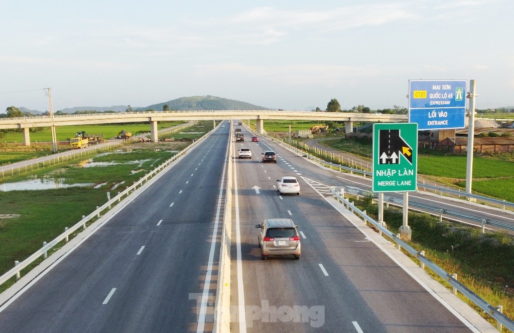 Cận cảnh 200 km cao tốc 'trắng' trạm nghỉ, cây xăng- Ảnh 5.