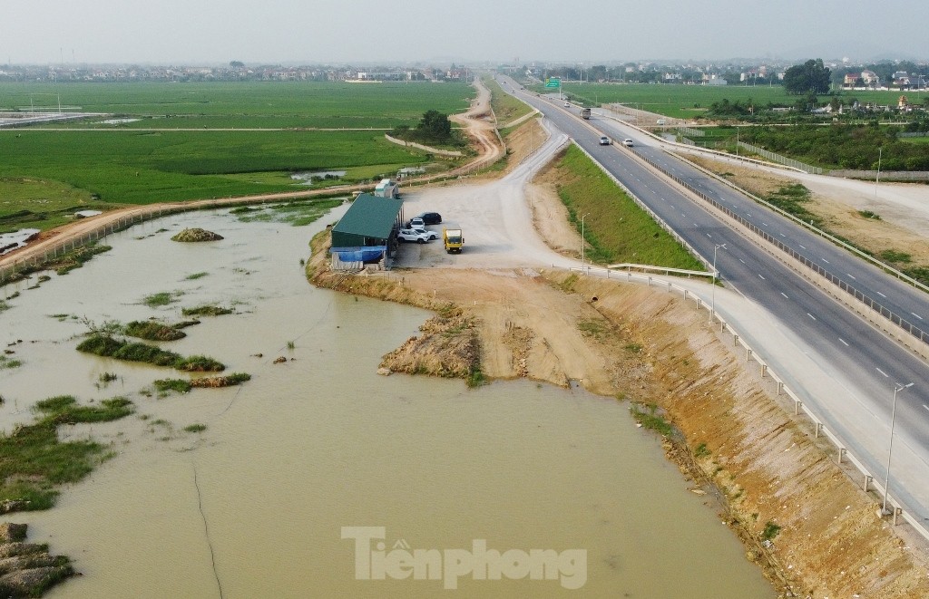 Cận cảnh 200 km cao tốc 'trắng' trạm nghỉ, cây xăng- Ảnh 7.