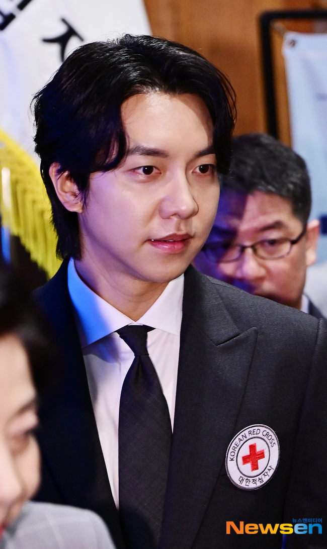 Lee Seung Gi và cả dàn sao bị đòi nợ- Ảnh 5.