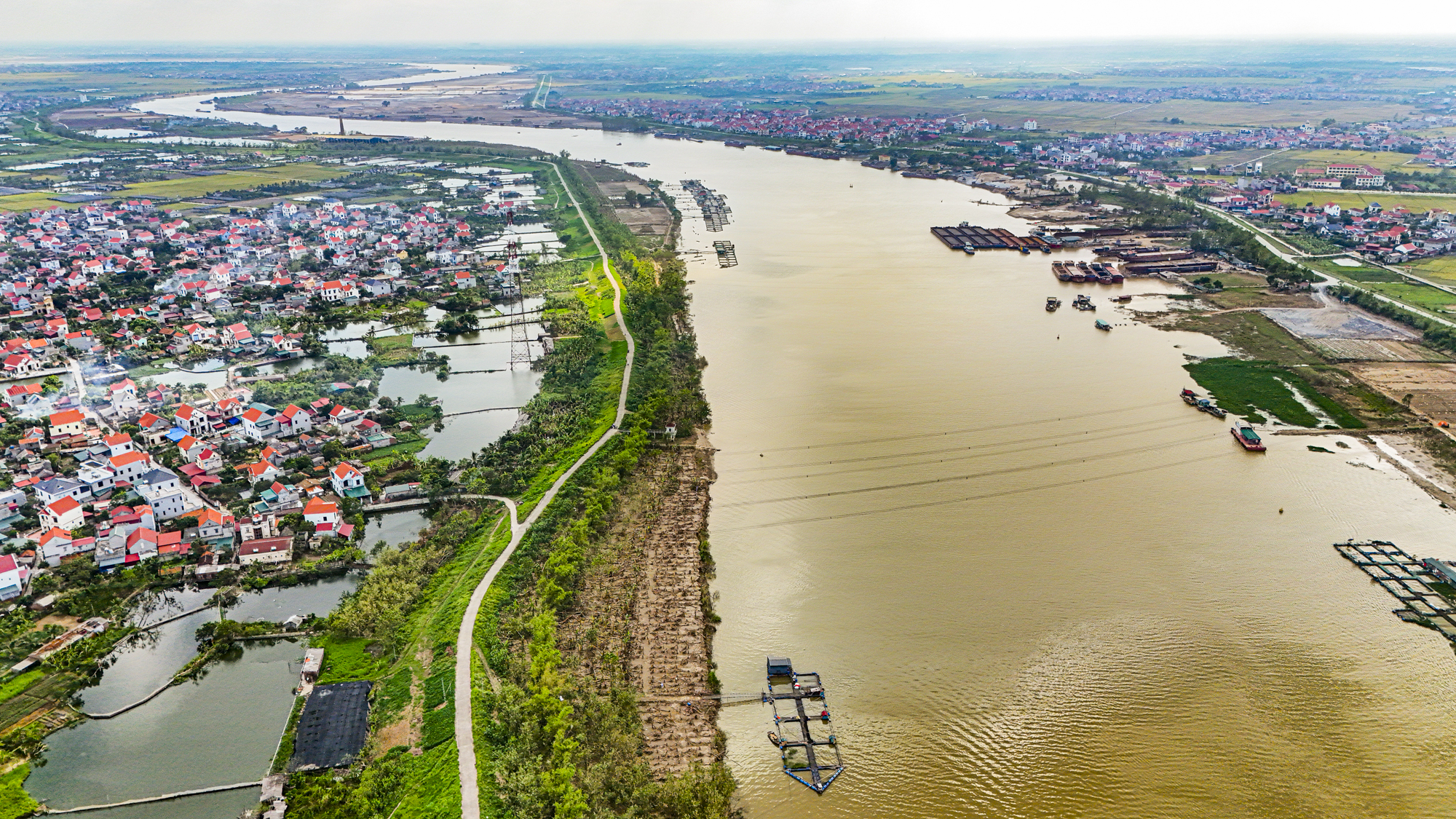 


Tương lai, khi cầu Kênh Vàng được hoàn thành và đi vào hoạt động sẽ là biểu tượng kết nối hành lang phát triển giữa hai tỉnh Bắc Ninh và
