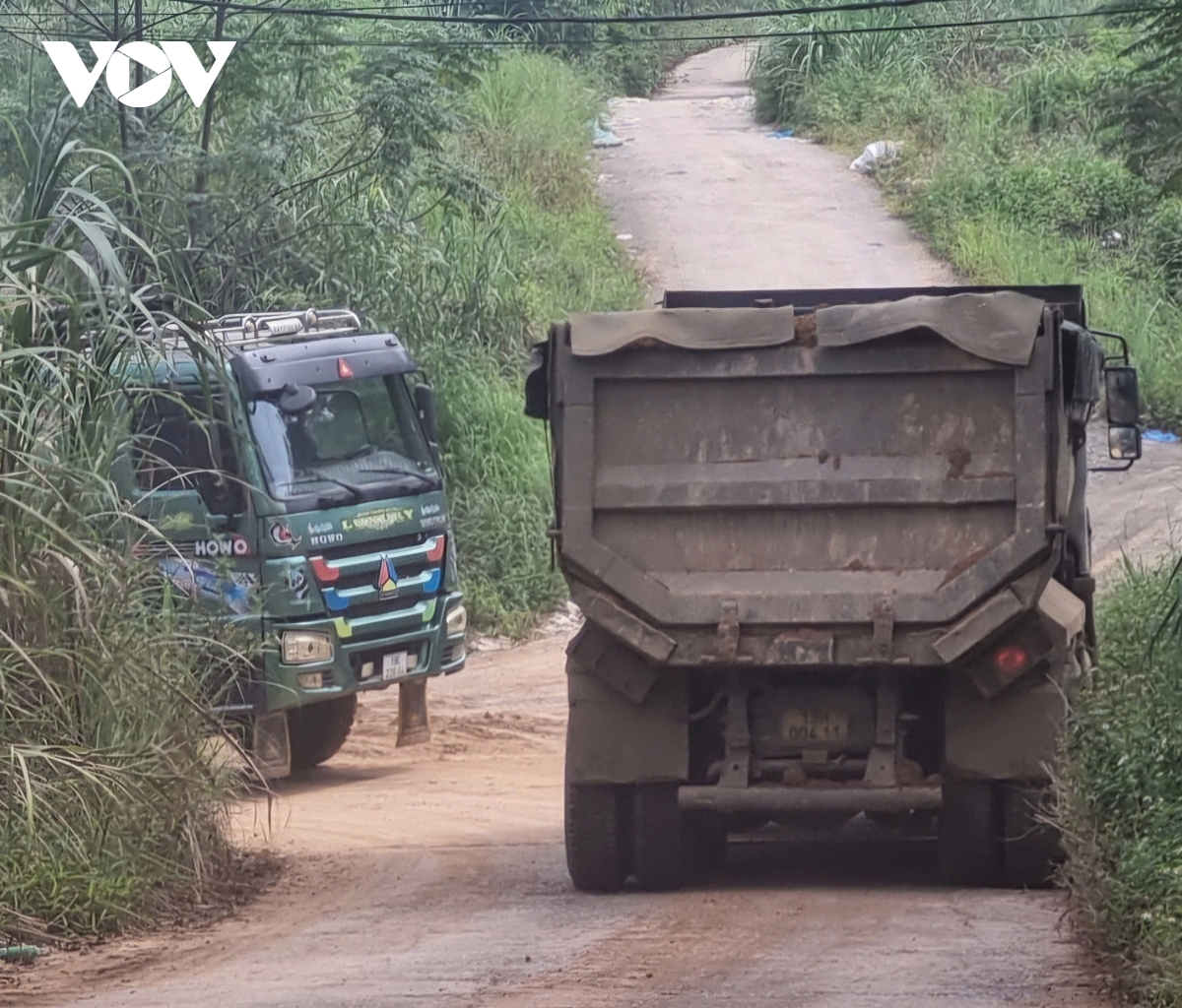 Những đoàn xe chở đất hoành hành gây bất an cho người dân ở Cẩm Khê, Phú Thọ- Ảnh 1.