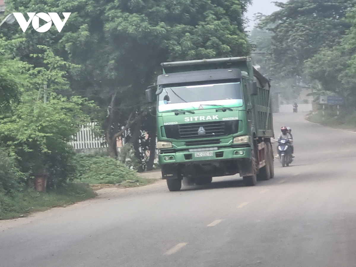 Những đoàn xe chở đất hoành hành gây bất an cho người dân ở Cẩm Khê, Phú Thọ- Ảnh 11.