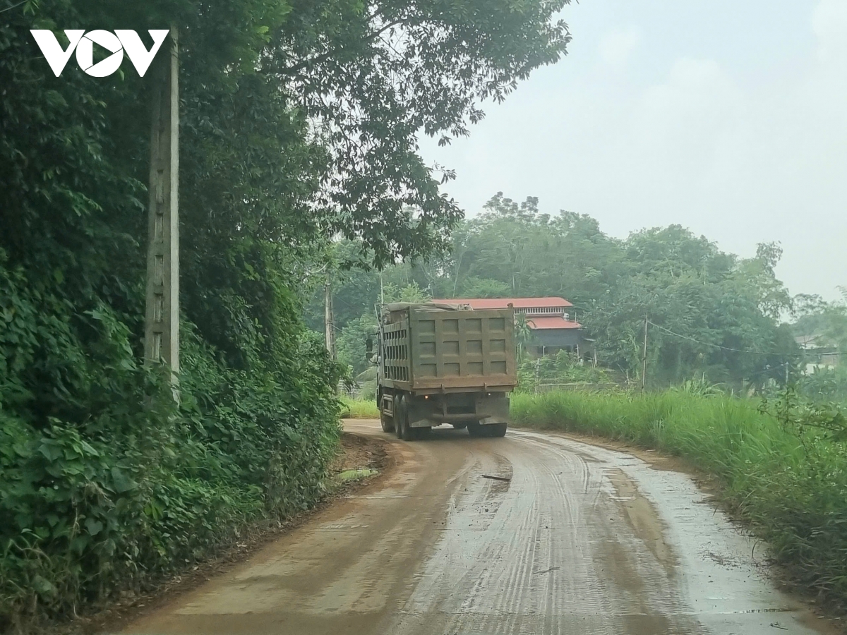 Những đoàn xe chở đất hoành hành gây bất an cho người dân ở Cẩm Khê, Phú Thọ- Ảnh 7.