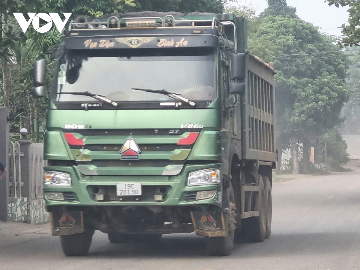 Những đoàn xe chở đất hoành hành gây bất an cho người dân ở Cẩm Khê, Phú Thọ- Ảnh 13.