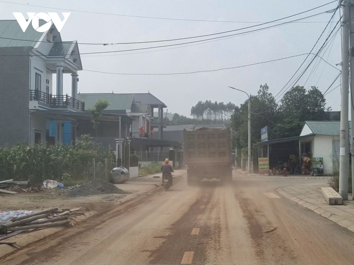 Những đoàn xe chở đất hoành hành gây bất an cho người dân ở Cẩm Khê, Phú Thọ- Ảnh 2.