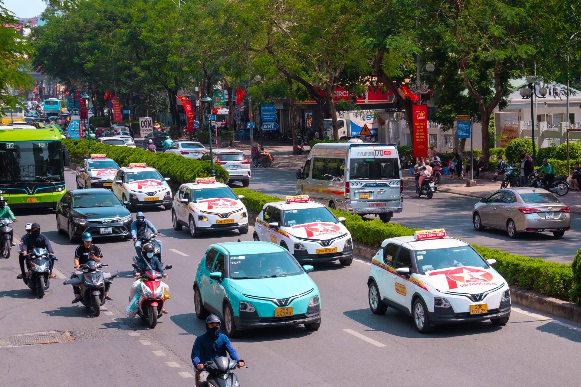 4 hãng taxi lâu đời tại Hà Nội bắt tay Xanh SM chuyển đổi xanh với 1.000 xe điện- Ảnh 1.