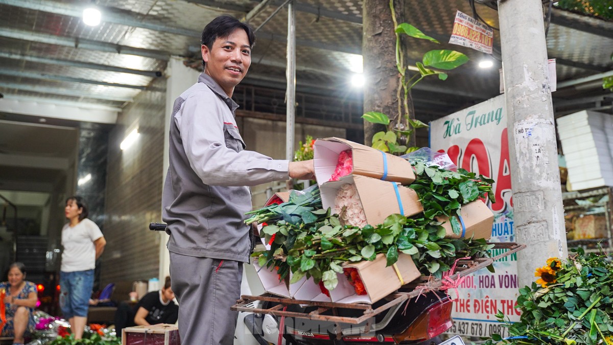 Nông dân làng hoa Mê Linh mất mùa 20/10, 'mót' từng bông hồng để bán- Ảnh 14.