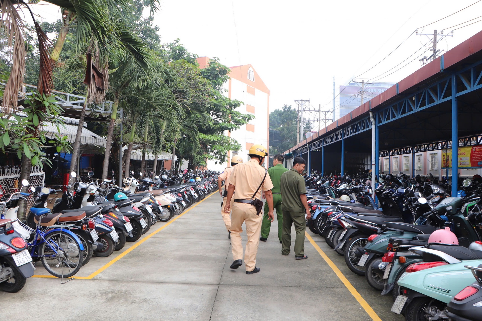 Học sinh bật khóc khi CSGT vào tận trường kiểm tra xe máy- Ảnh 2.