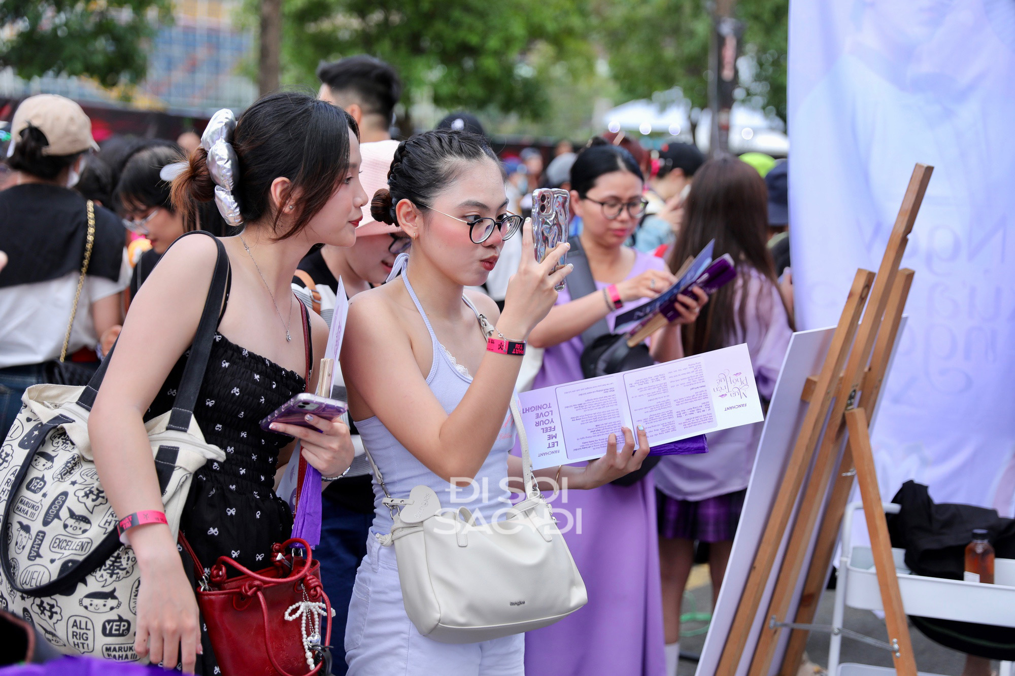 Dàn gái xinh lên đồ cực "chặt chém" để đu idol, đi concert mà ngỡ lạc vào sàn diễn thời trang- Ảnh 9.