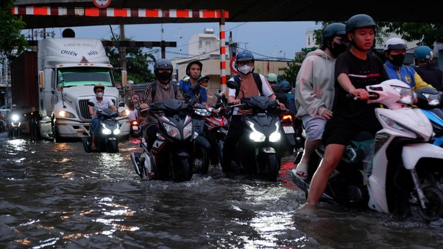 TPHCM ứng phó triều cường kết hợp mưa lớn- Ảnh 1.