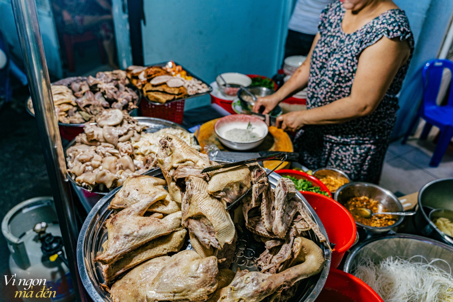 Tiệm ăn nằm trong sâu tít trong con hẻm nhỏ khó tìm nhưng vẫn nổi tiếng nhờ món hủ tiếu ăn cùng topping đặc biệt không nơi nào có- Ảnh 20.