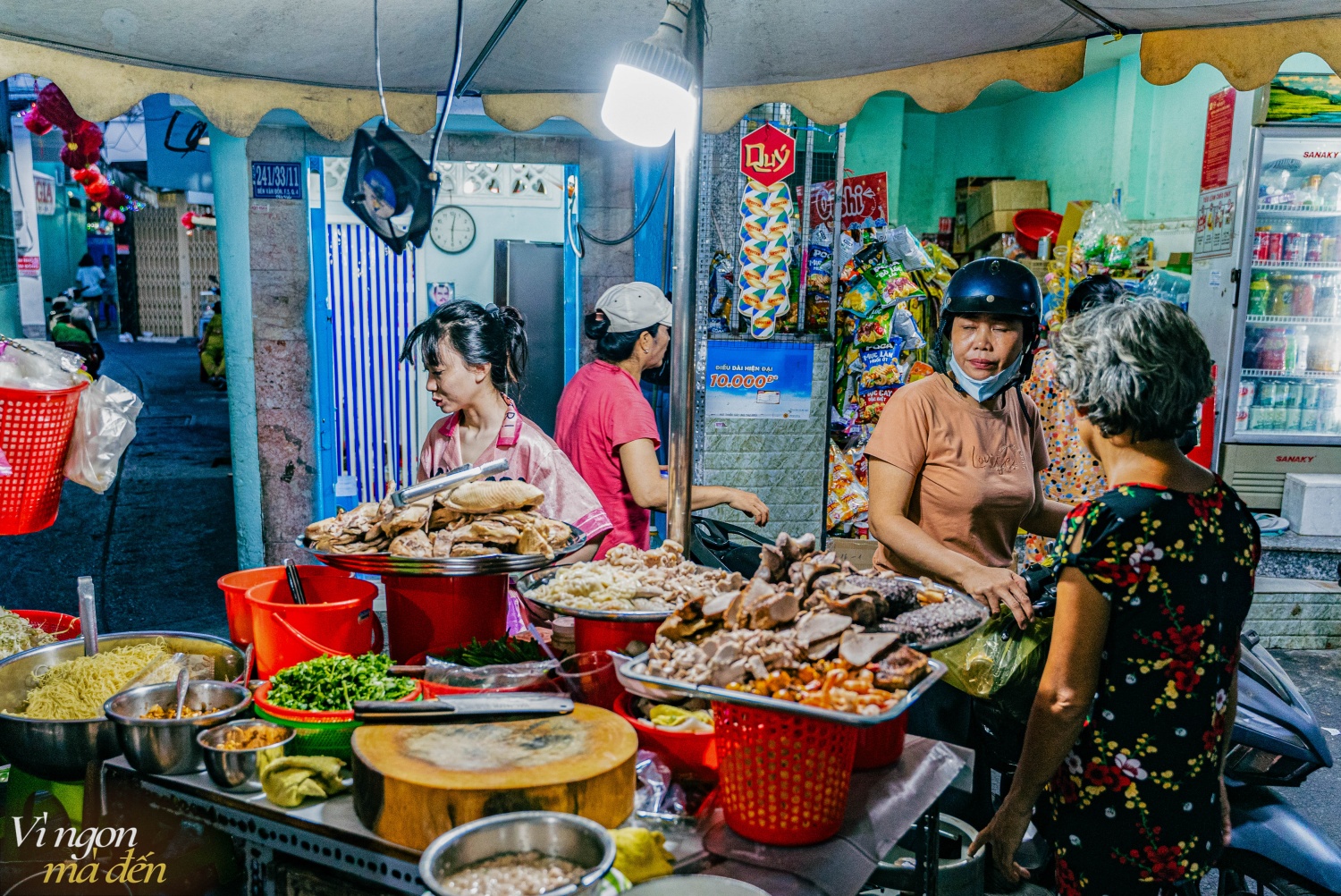 Tiệm ăn nằm trong sâu tít trong con hẻm nhỏ khó tìm nhưng vẫn nổi tiếng nhờ món hủ tiếu ăn cùng topping đặc biệt không nơi nào có- Ảnh 24.