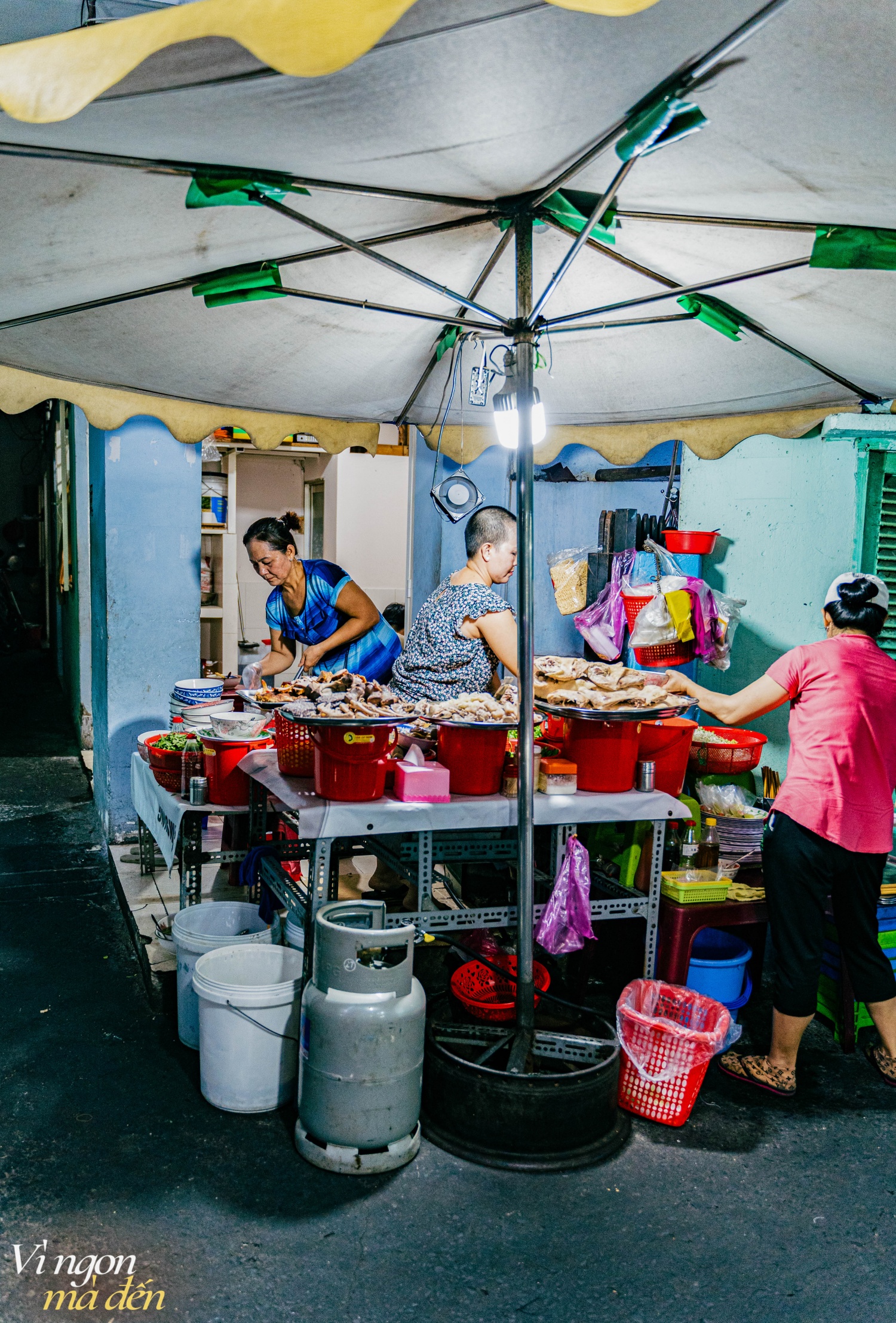 Tiệm ăn nằm trong sâu tít trong con hẻm nhỏ khó tìm nhưng vẫn nổi tiếng nhờ món hủ tiếu ăn cùng topping đặc biệt không nơi nào có- Ảnh 5.