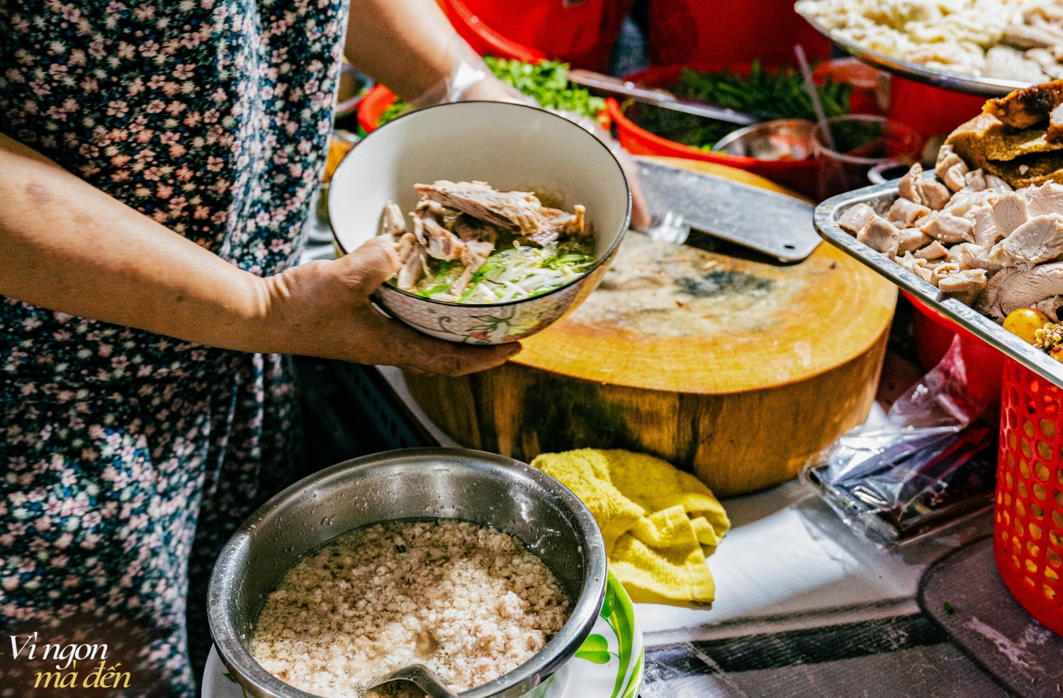 Tiệm ăn nằm trong sâu tít trong con hẻm nhỏ khó tìm nhưng vẫn nổi tiếng nhờ món hủ tiếu ăn cùng topping đặc biệt không nơi nào có- Ảnh 10.