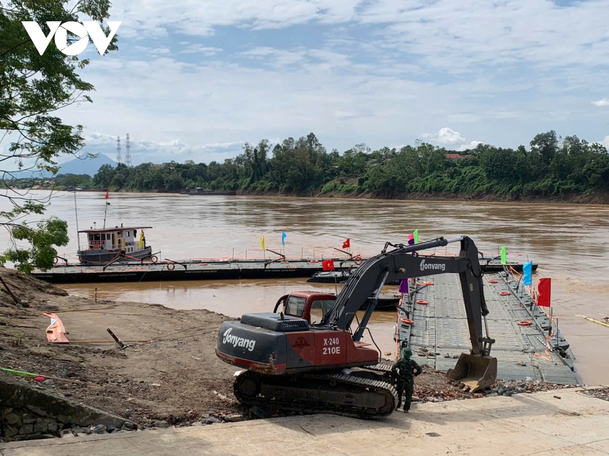 Hình ảnh cầu phao Phong Châu tạm dừng hoạt động do nước sông Hồng lên cao- Ảnh 1.