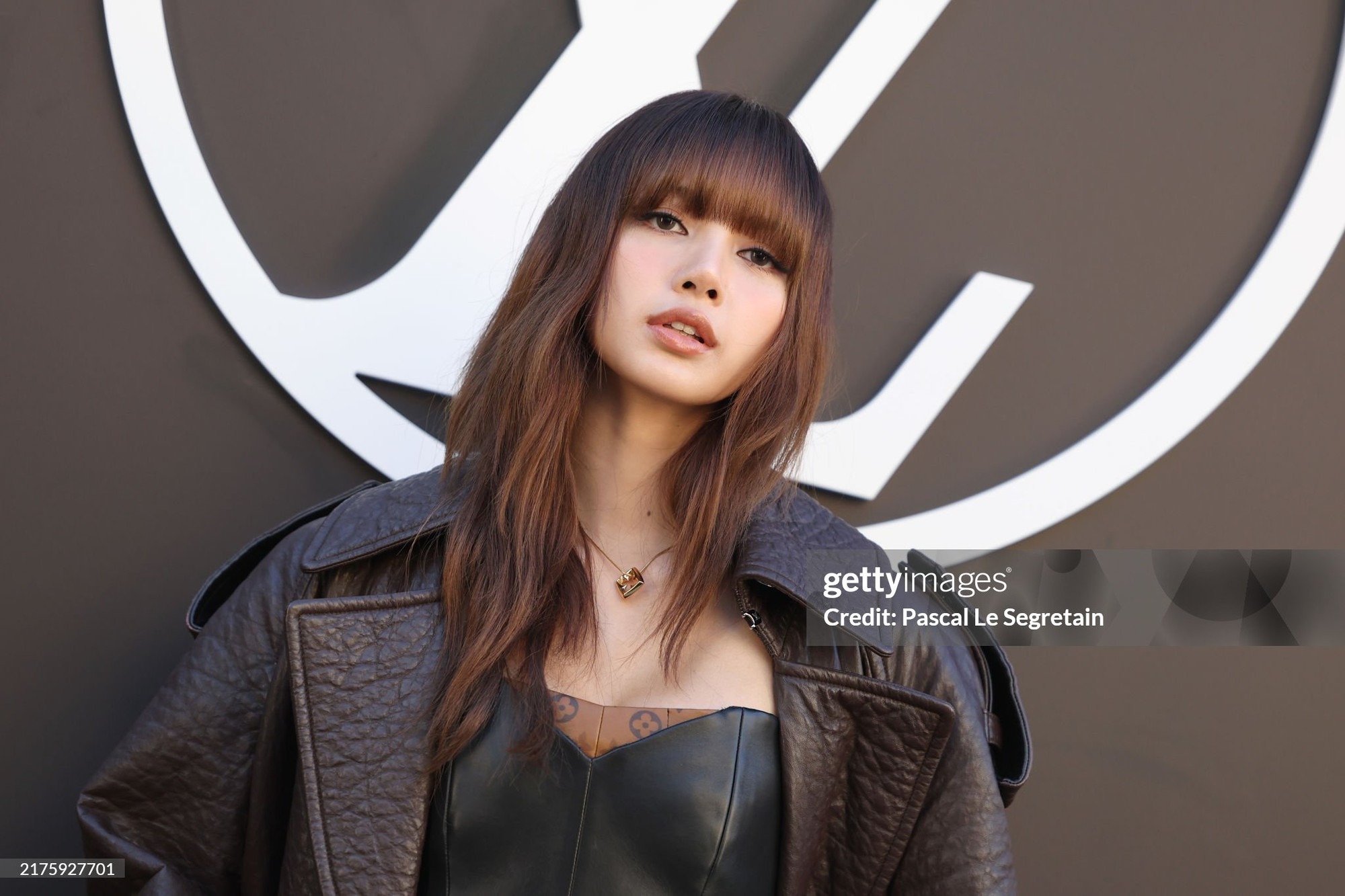 Hot: "Bắt gọn" Lisa (BLACKPINK) trò chuyện với bố mẹ chồng tương lai giữa Paris Fashion Week!- Ảnh 5.