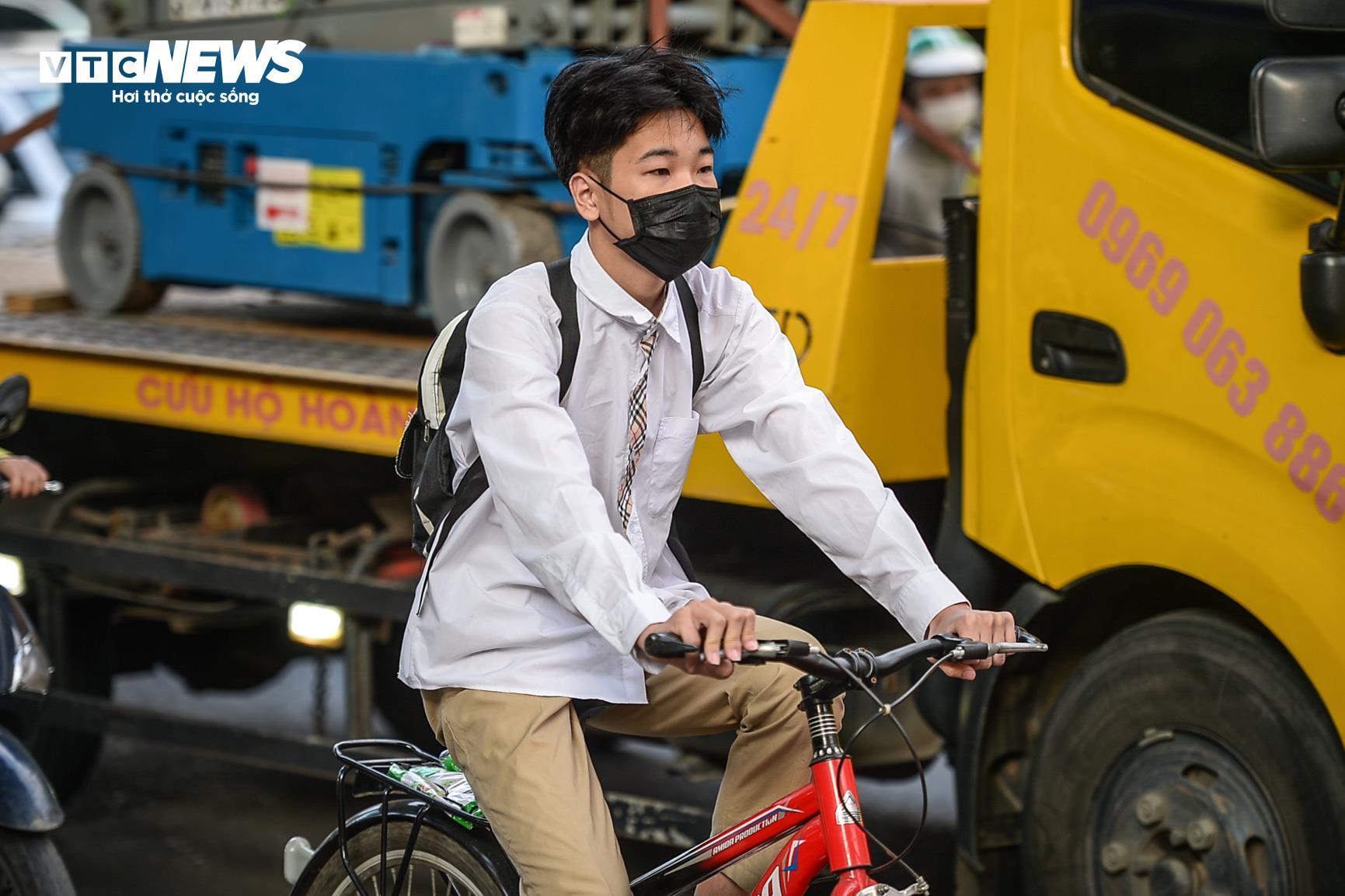 Hà Nội đón gió lạnh đầu mùa, trẻ em trùm kín mít đi học- Ảnh 5.