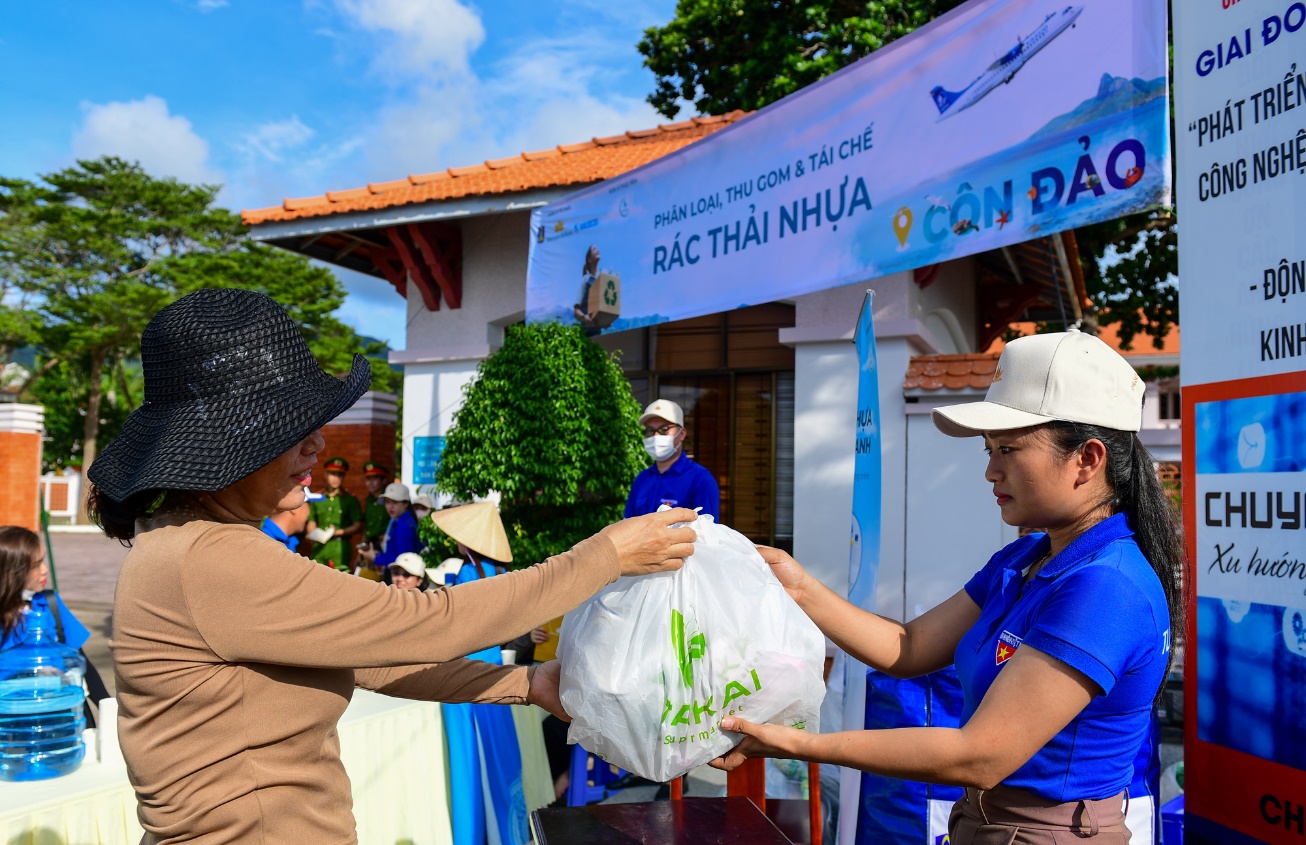 Vietnam Airlines tổ chức "Ngày hội Côn Đảo Xanh", chung tay vì đảo xanh, biển sạch- Ảnh 3.