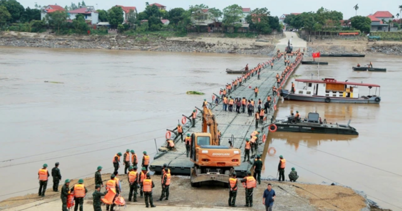 Tạm dừng hoạt động cầu phao Phong Châu: Tiết lộ nguyên nhân- Ảnh 1.