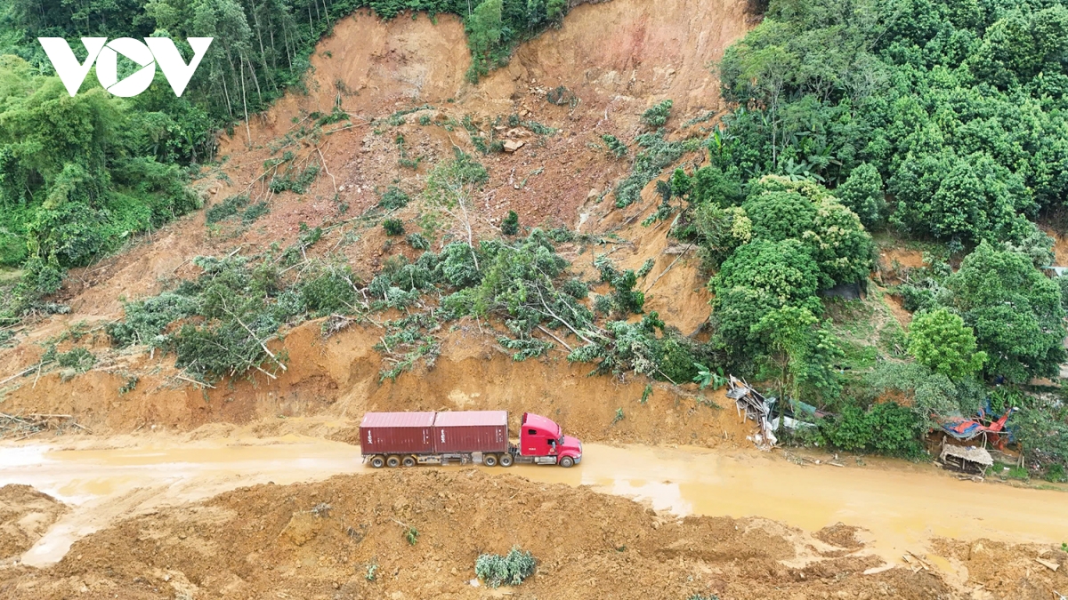 Hà Giang thông xe khu vực sạt lở km 49 Quốc lộ 2- Ảnh 2.