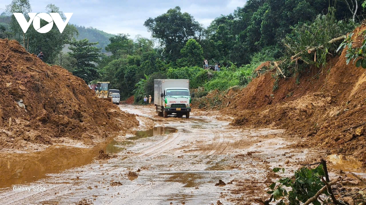 Hà Giang thông xe khu vực sạt lở km 49 Quốc lộ 2- Ảnh 3.