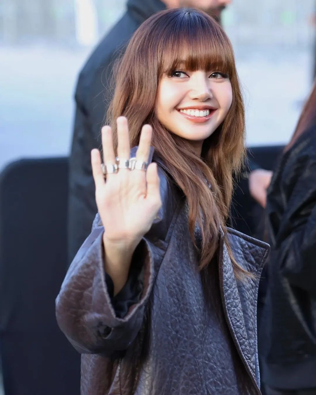 Hot: "Bắt gọn" Lisa (BLACKPINK) trò chuyện với bố mẹ chồng tương lai giữa Paris Fashion Week!- Ảnh 4.