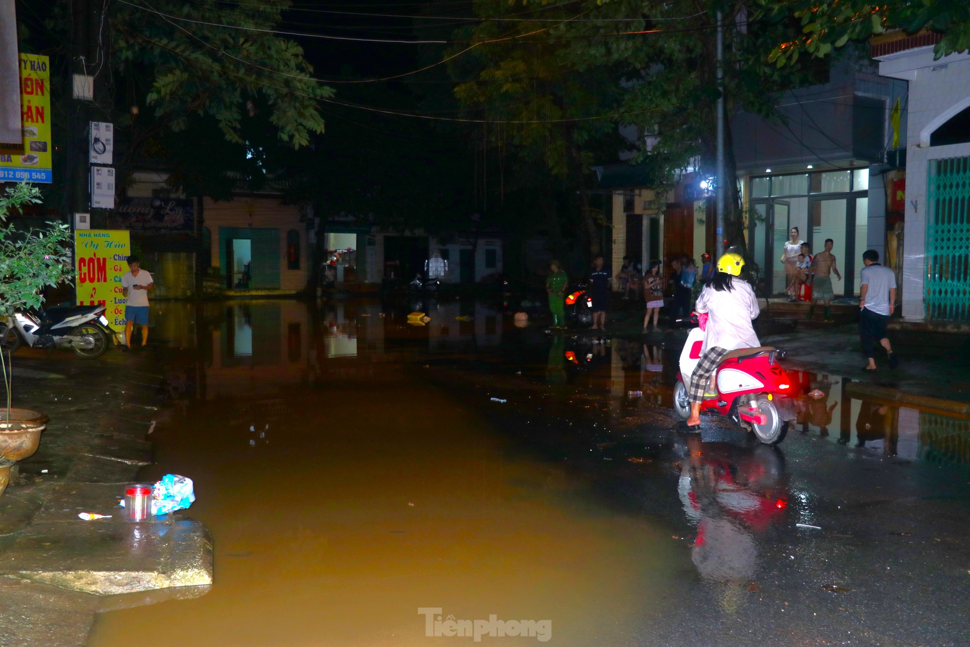 Nước sông Hồng dâng cao, người dân Yên Bái thức trắng đêm dọn đồ chạy lụt- Ảnh 22.