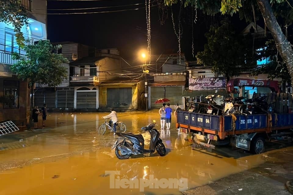 Nước sông Hồng dâng cao, người dân Yên Bái thức trắng đêm dọn đồ chạy lụt- Ảnh 10.