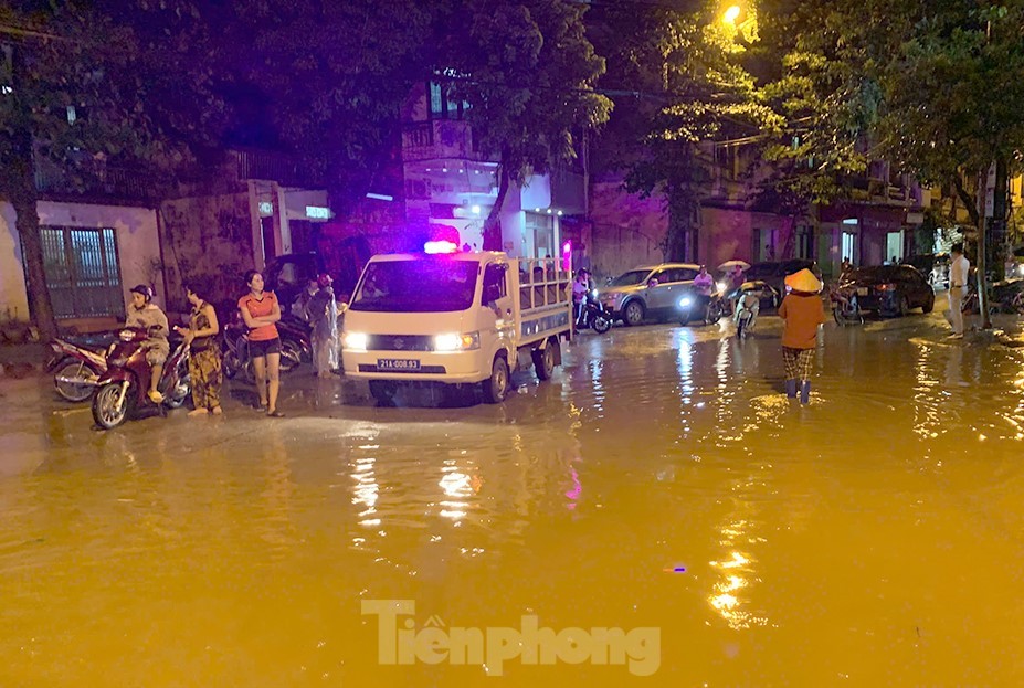 Nước sông Hồng dâng cao, người dân Yên Bái thức trắng đêm dọn đồ chạy lụt- Ảnh 18.