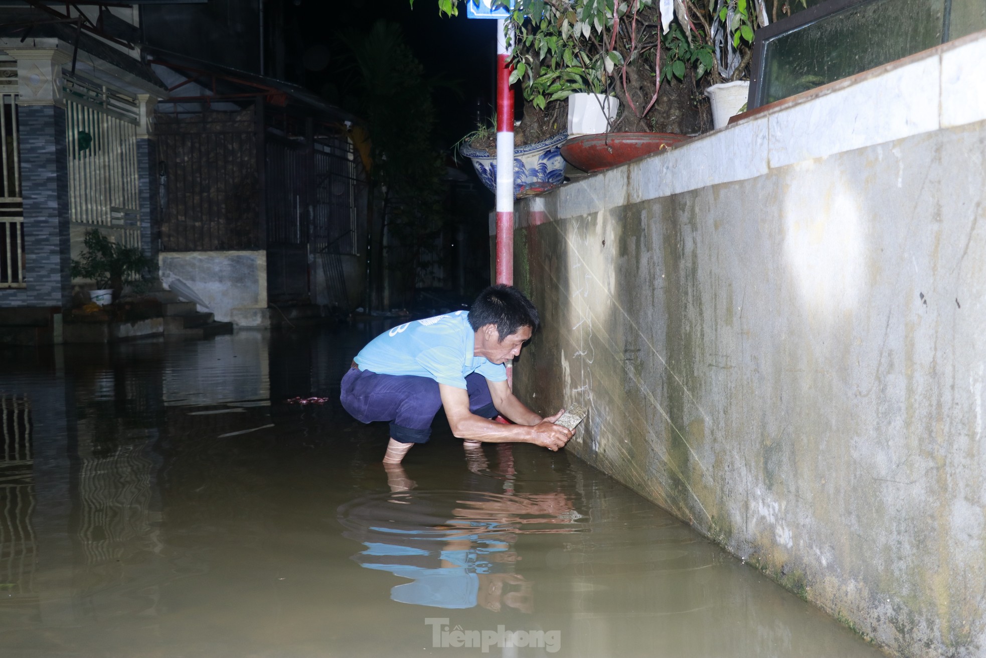 Nước sông Hồng dâng cao, người dân Yên Bái thức trắng đêm dọn đồ chạy lụt- Ảnh 14.