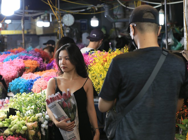 Các cặp đôi tay trong tay tại chợ hoa lớn nhất Hà Nội: "Mọi năm chỉ đi với bạn bè, 20/10 năm nay được đi với người yêu!"- Ảnh 16.