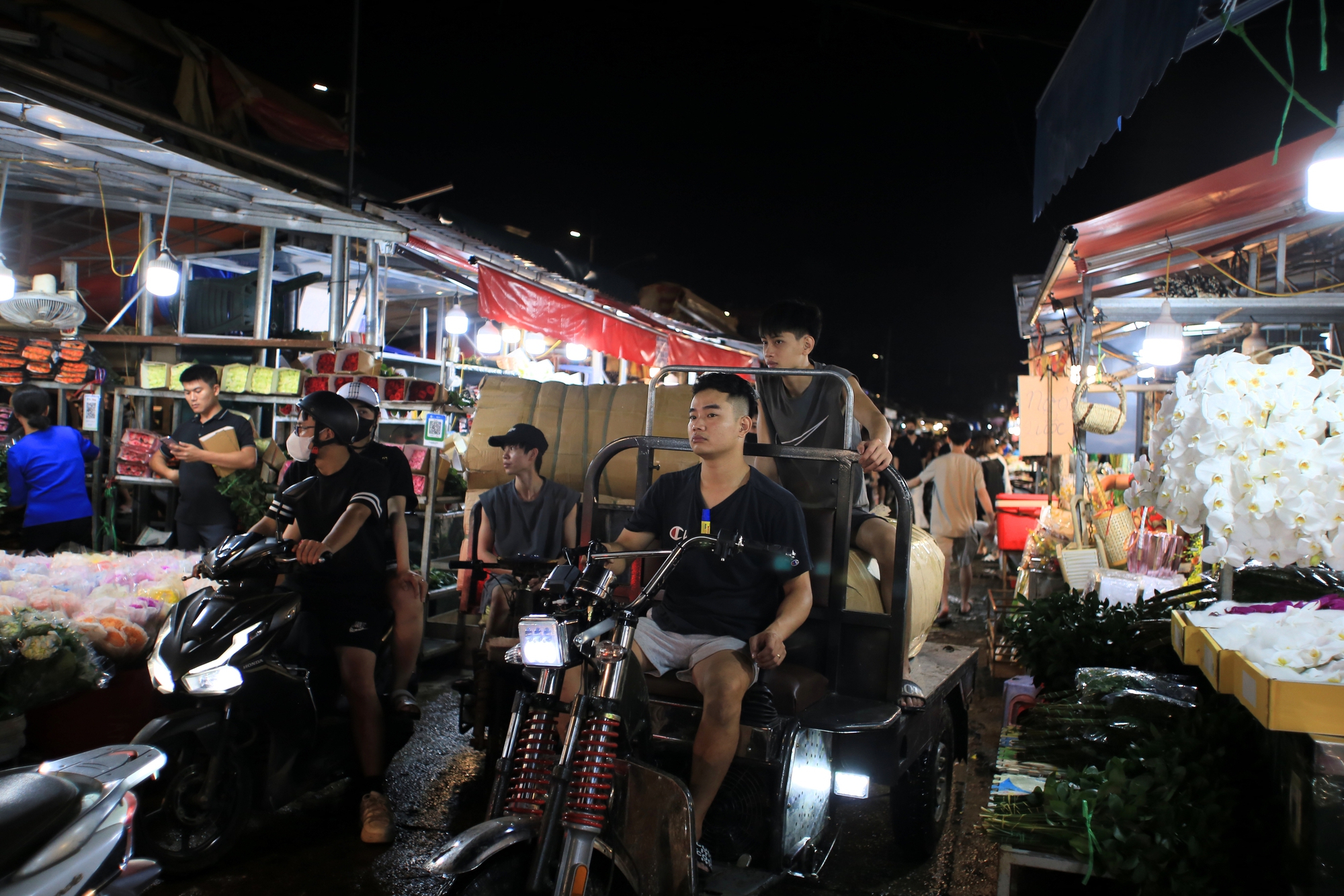 Các cặp đôi tay trong tay tại chợ hoa lớn nhất Hà Nội: "Mọi năm chỉ đi với bạn bè, 20/10 năm nay được đi với người yêu!"- Ảnh 19.