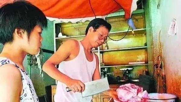 Người đàn ông bị chê cười vì tốt nghiệp ĐH danh tiếng nhưng chỉ đi bán thịt lợn: Cái kết ngỡ ngàng 20 năm sau!- Ảnh 2.