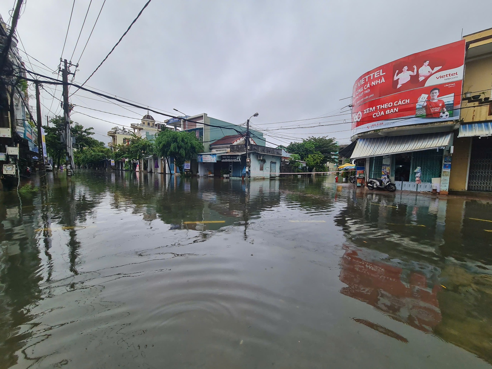 Mưa như trút ở Quảng Nam, ô tô 'chết đuối' giữa biển nước- Ảnh 10.