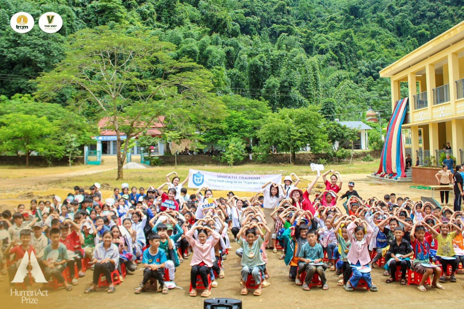 Cảm động hành trình băng rừng vượt suối, mang tri thức lên bản cùng "Trạm đọc cho em"- Ảnh 1.