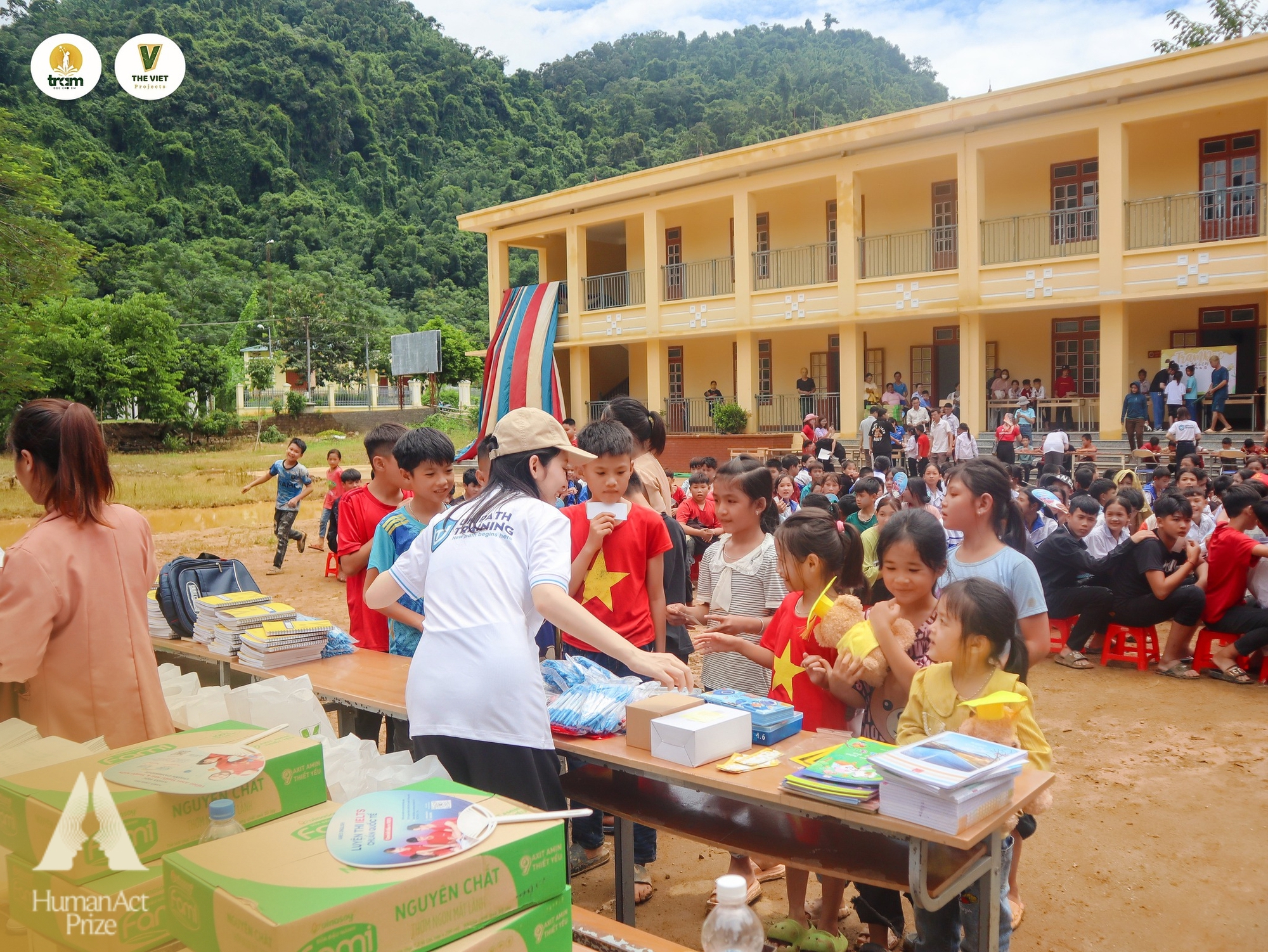 Cảm động hành trình băng rừng vượt suối, mang tri thức lên bản cùng "Trạm đọc cho em"- Ảnh 7.